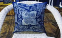 Wax dyeing and holding back cushions leaning on pillows to set up processing non-relic art undertaking Miao batik training experience research