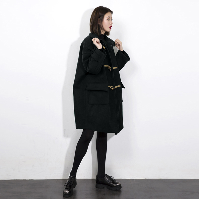 Autumn and winter 2021 New Hepburn style black horn button woolen coat long woolen coat female temperament