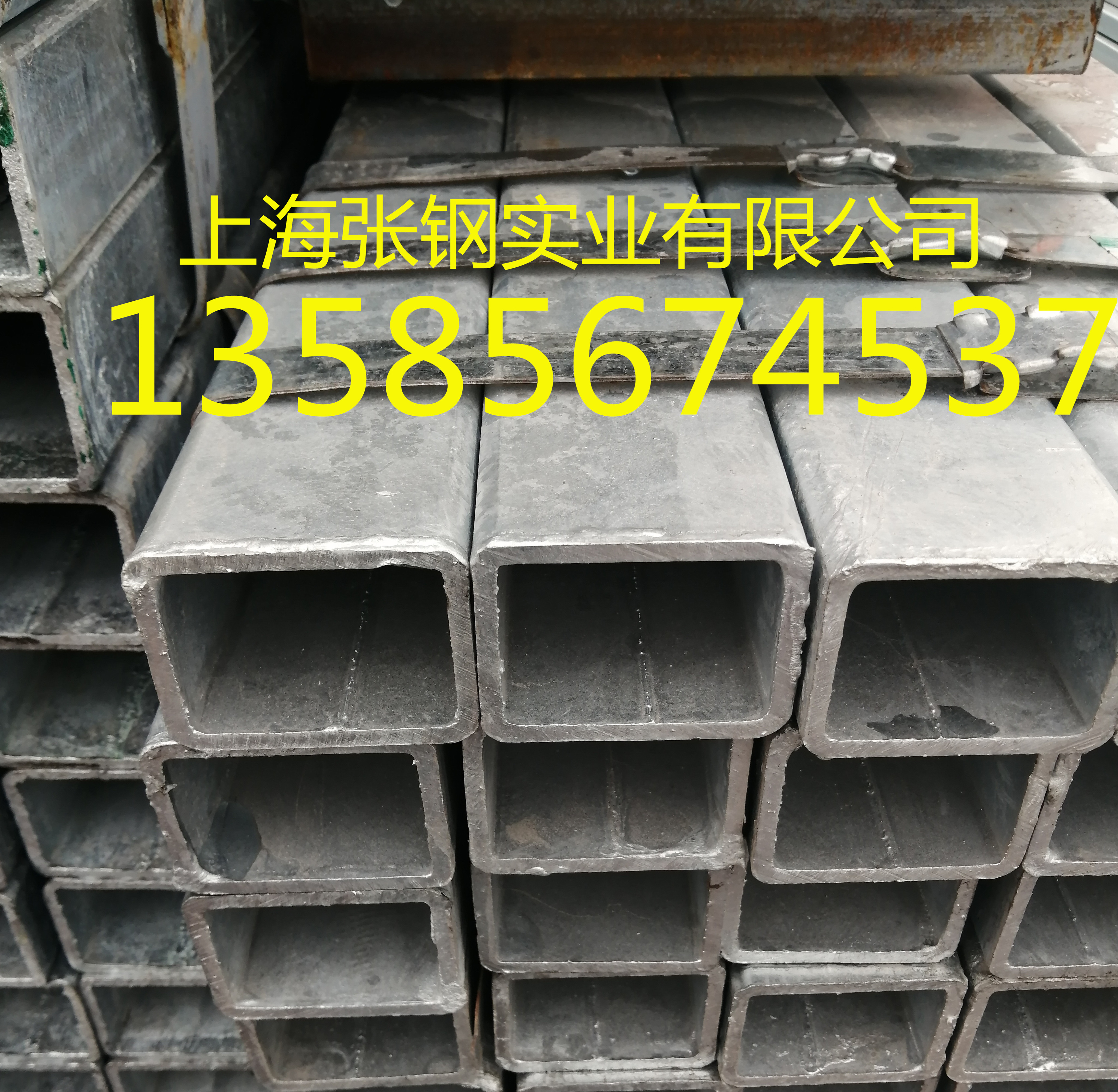 Spot galvanized rectangular pipe 100 * 50 * 3 0 0 * 6000 galvanized square pipe curtain wall pipe fitting for a building with a pipe