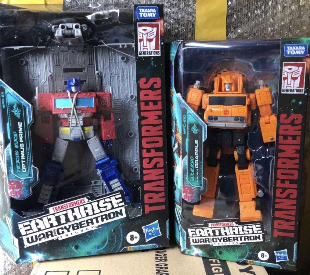 Man-type Transformers Siege Earth rises out of L-class Optimus Prime with car V-class crane 3C