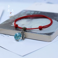 Красное веревочное голубое небо, полное звезд