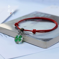Сферический браслет из красной нити, четырехлистный клевер