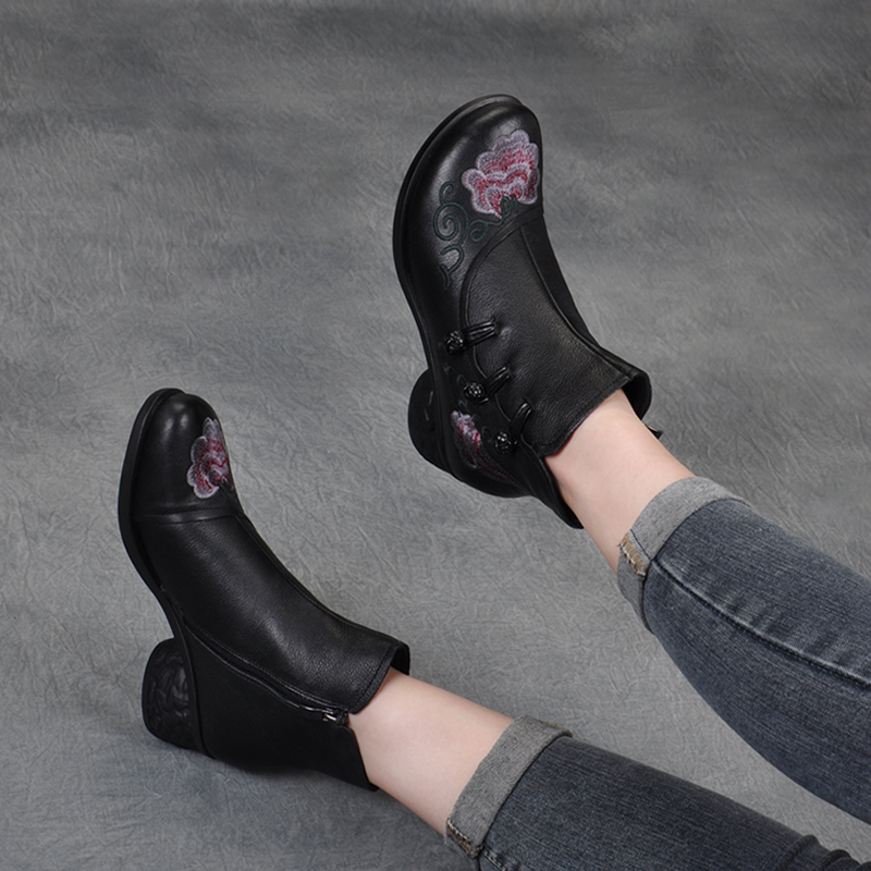 Black2019 Autumn and winter new pattern ethnic style Retro Embroidery genuine leather Short boots soft sole Thick heel mom Boots Middle aged and elderly Women's Boots