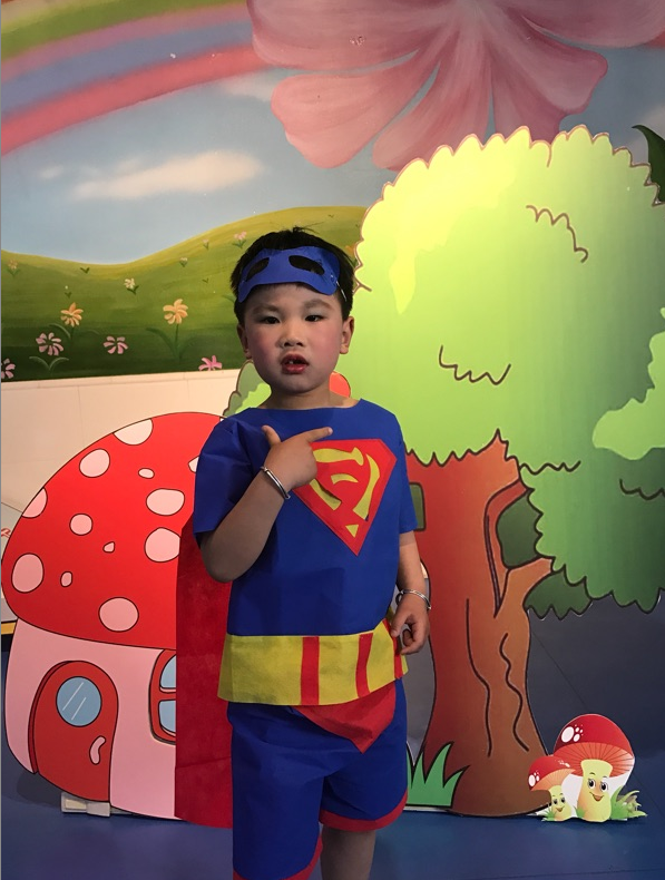 Trẻ em Superman Batman trang phục trai handmade TỰ LÀM thân thiện với môi trường vui vẻ trình diễn thời trang hiển thị trang phục