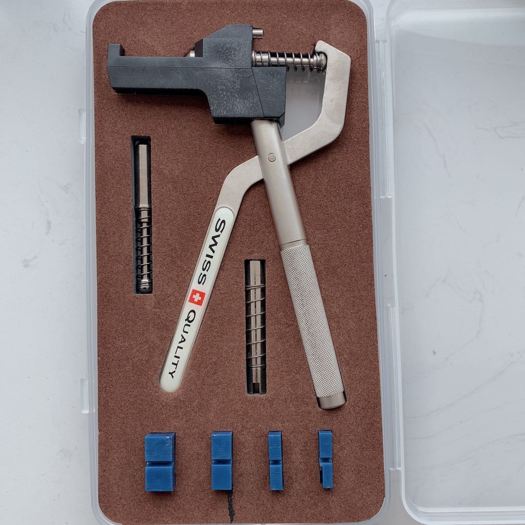 Repair table tool unpacking with tool unpacking with tool unpacking with tongs to remove the meter belt Festival tool unloading table Festival