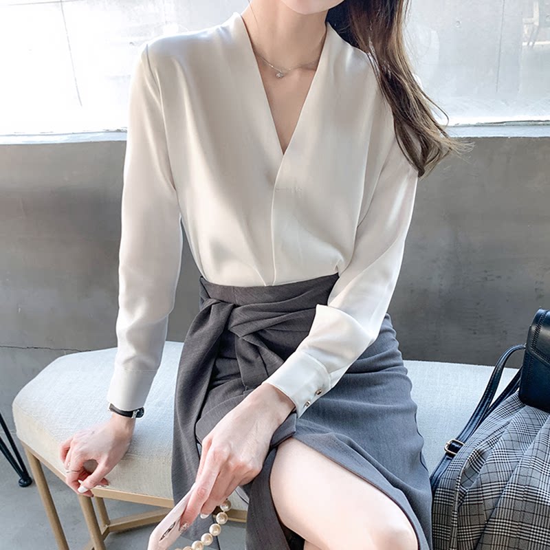 Chiffon V-neck long-sleeved blouse for women, 2026 new style, high-end professional top, suit jacket, white base layer.
