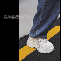 Wenzhou 501 photography Exterior male and female shoes foot model photo Fashion casual wind street shooting base scene