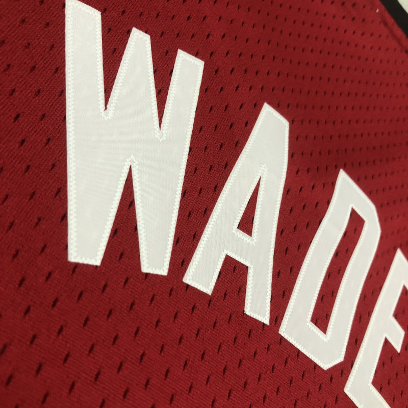 24-25英冠白成人装A+球衣:个性化定制的新潮流