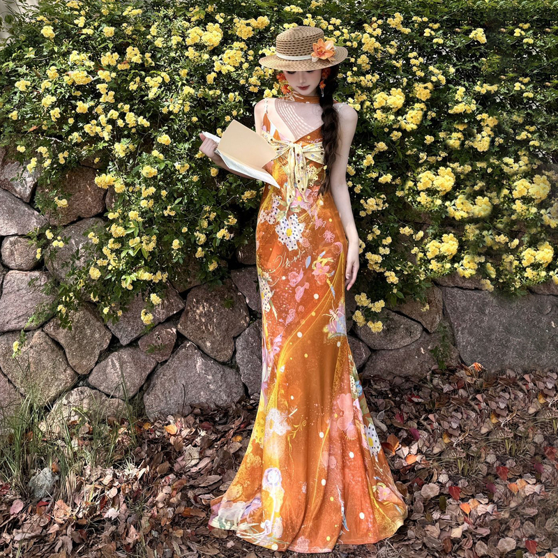 Bright Dopamine Vacation Style Orange V-Neck Printed Spaghetti Strap Dress for Women, Waist-Cinching, Slim-Fitting, Fishtail, Bodycon Long Dress Bright Dopamine Vacation Style Orange V-Neck Printed Spaghetti Strap Dress for Women, Waist-Cinching, Slim-Fitting, Fishtail, Bodycon Long Dress