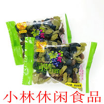 Newly installed relatives and friends grape party produced 10 kg of Xinjiang raisins in June blackcurrant gold golden and colorful