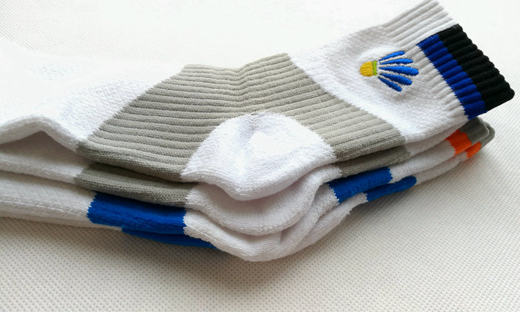 4 đôi cầu lông chuyên nghiệp dày khăn dưới đáy nam và nữ cotton thuyền ngắn thi đấu thể thao mặc mồ hôi giá vợt cầu lông lining