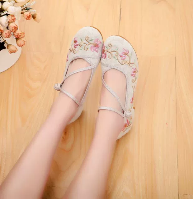 Giày khiêu vũ vuông mới thêu nữ vải Bắc Kinh cũ Giày retro cổ điển nhảy hiệu suất giày phong cách quốc gia giày Hanfu - Khiêu vũ / Thể dục nhịp điệu / Thể dục dụng cụ giày múa có gót
