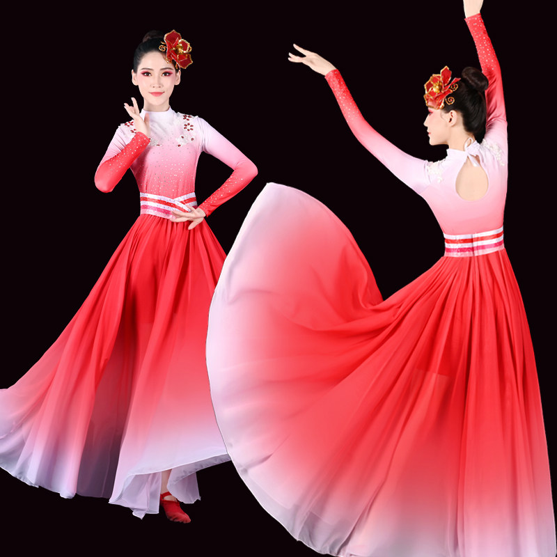 China in the Chinese wind opens dance clothing song dance and lights in the opening of the festival of the female