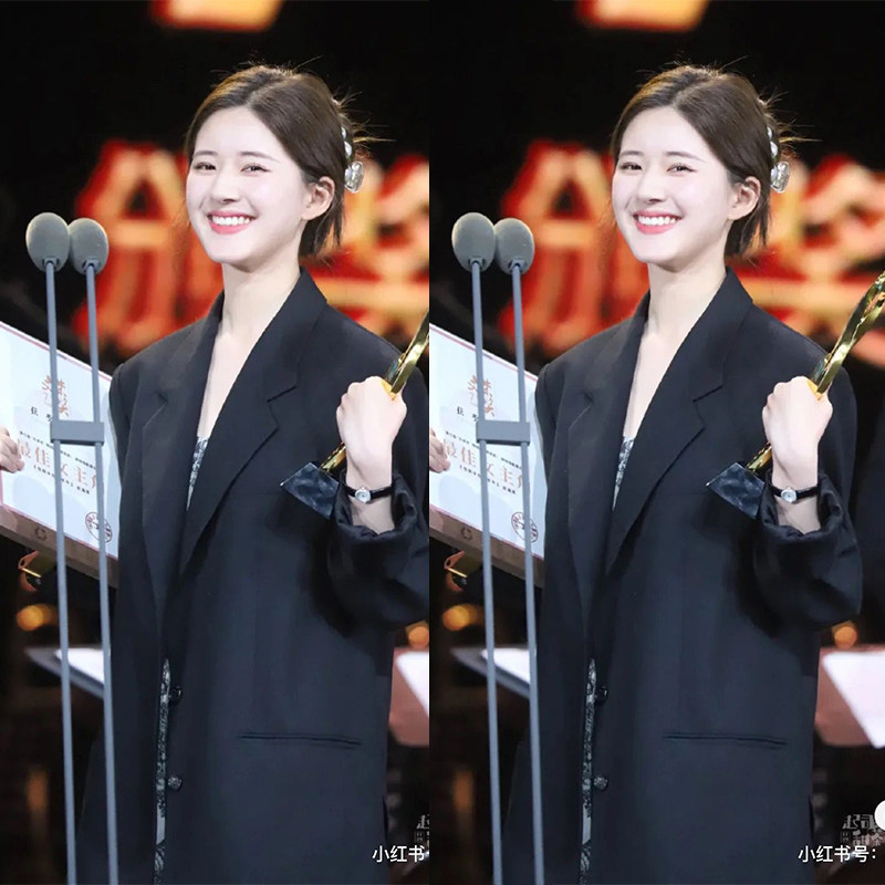 21 early spring new star Zhao Lu Si with black wide shoulder design sense loose casual blazer female wild