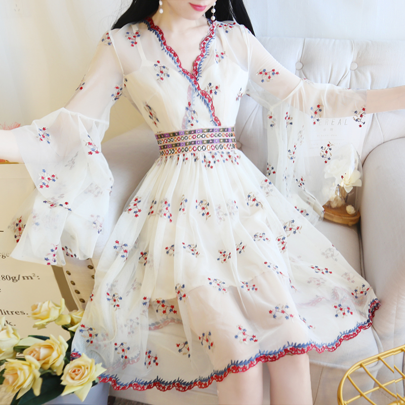 VK旗艦店 韓系刺繡花朵蕾絲喇叭袖V領收腰長袖洋裝