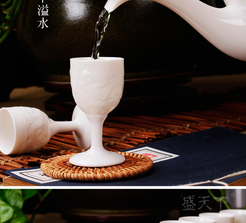 Jingdezhen ceramic wine suits for Chinese antique traditional wine poured wine bottle goblet liquor cup. A small handleless wine cup wine bottles