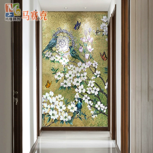 Сорока Денг Мейкси на кончиках сливы, яркие фона хрустальных стеклянных стен