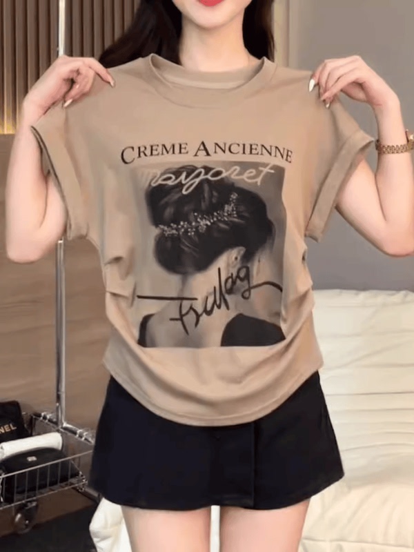 This Year's New Khaki Printed Letter Short-Sleeve T-Shirt, Summer Plus-Size, Slimming Design with Pleated Top This Year's New Khaki Printed Letter Short-Sleeve T-Shirt, Summer Plus-Size, Slimming Design with Pleated Top
