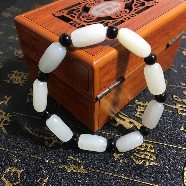 RMBone Auctions of Xinjiang and Tian Yuseed Raw Stone Hand-string White Jade Septa handmade male and female auction is coming to an end