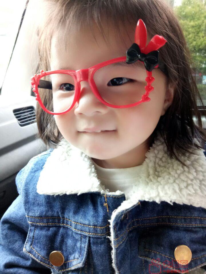 Cô bé dễ thương trang trí công chúa cho thấy phim hoạt hình trẻ em cung kính khung không có ống kính thủy triều kính mát nữ