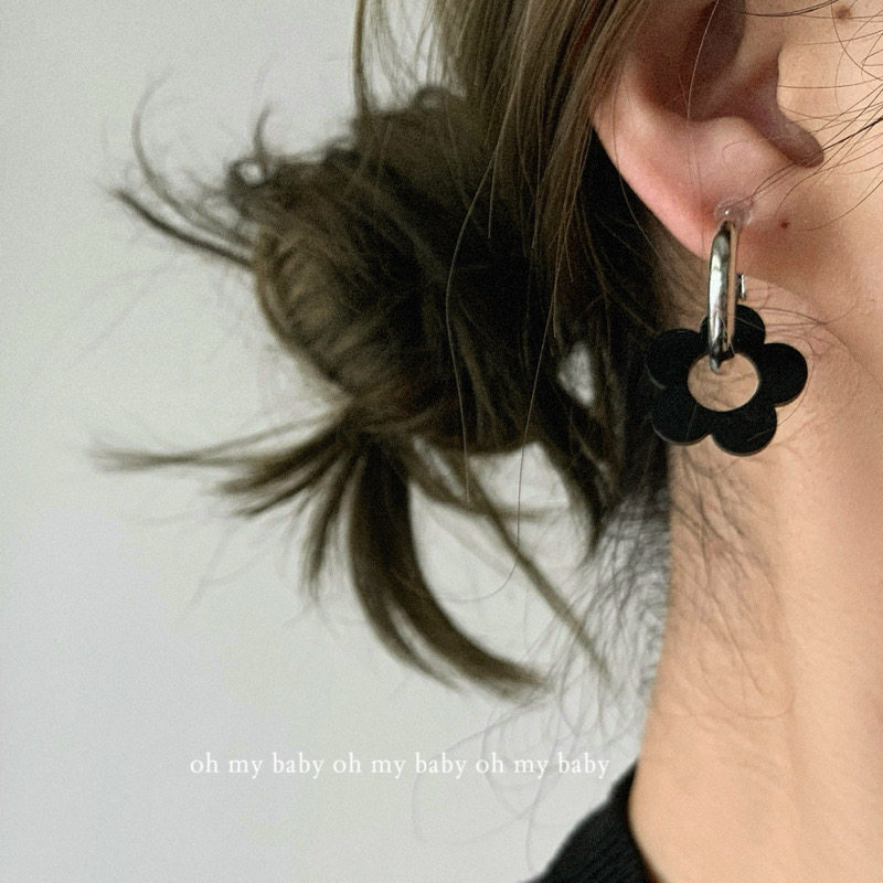 Circle ring black small flower flower earrings ear clips without ear holes sweet and cool all-match ins style Korean gentle silver-plated needles