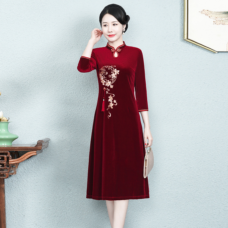 2026 Embroidered Qipao Dress for Mother-In-Law's Wedding Banquet, Fashionable and Age-Reducing Velvet Dress for Middle-Aged and Elderly Women in Spring and Autumn