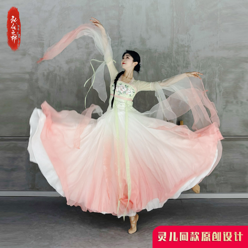【Spring Warmth Abounds】The Same Style of Chinese Classical Dance Performance Costume Worn by Ling'Er, the Graceful Dancer from the Country of Etiquette, Is on Display in the Tavern