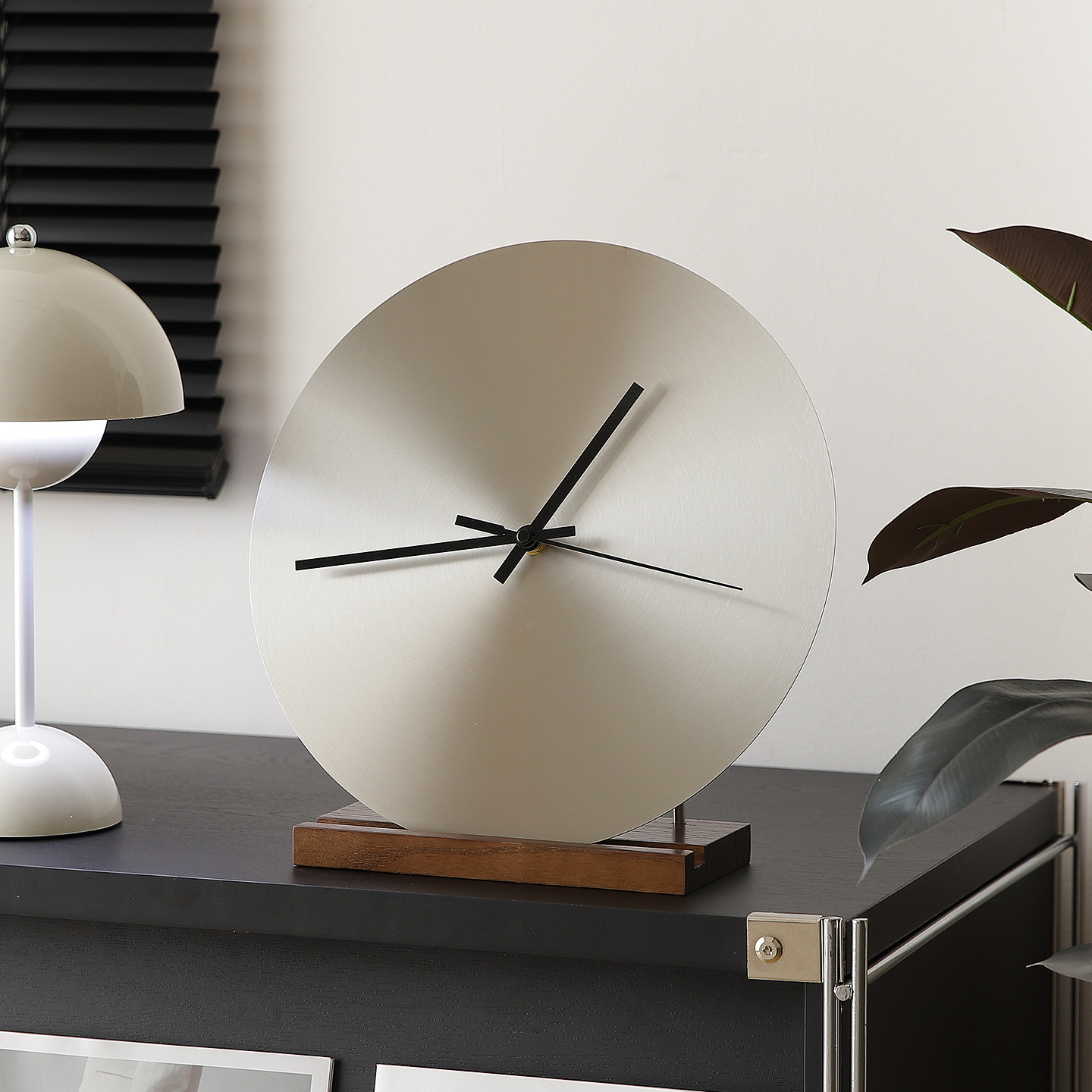 Nordic Minimalist Desktop Clock Ornament, Silent Table Clock, Living Room Tv Cabinet High-End Decoration