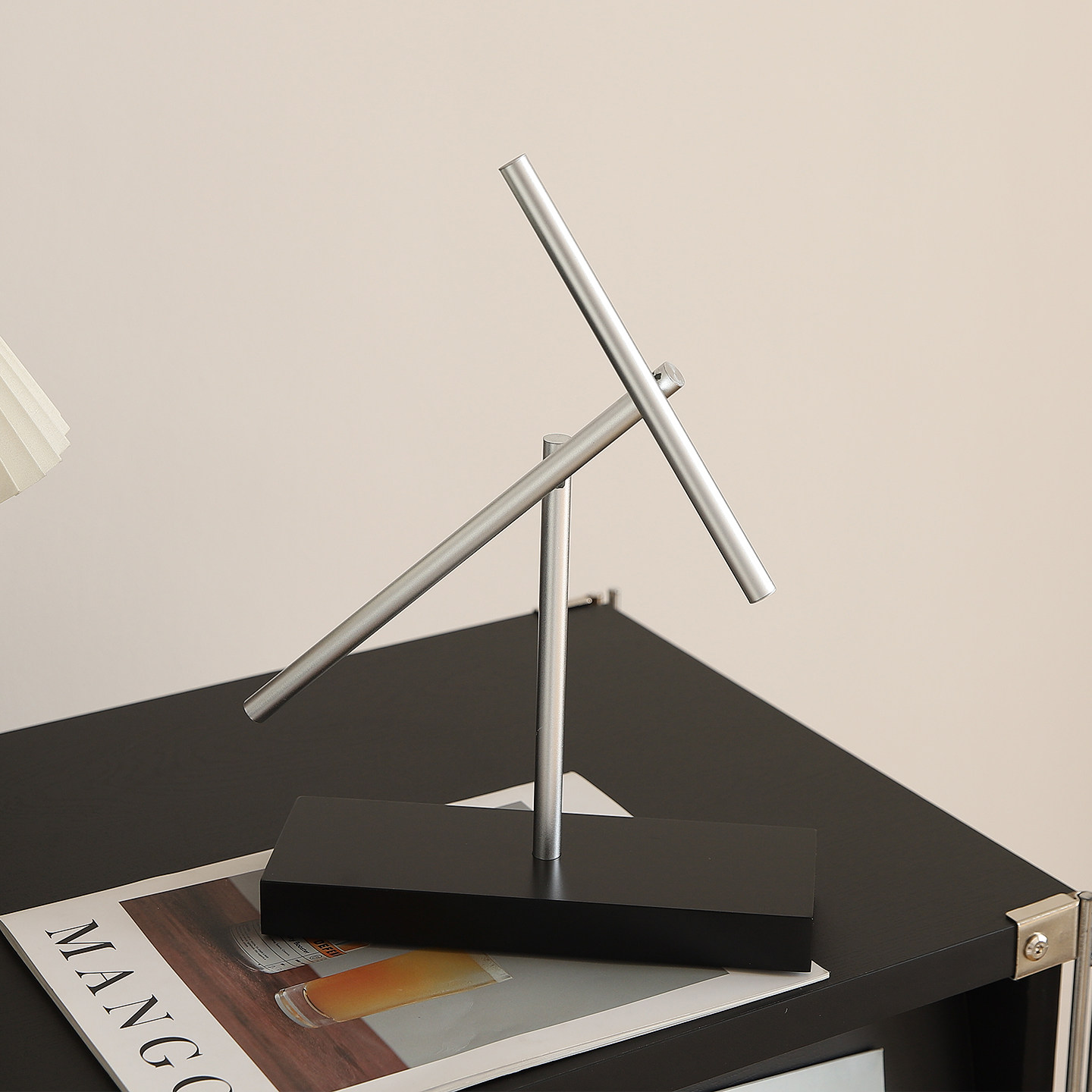 Iron Man Perpetual Motion Ornament Chaos Pendulum Newton Non-Stop Creative Rotation Light Luxury High-End Living Room Tv Cabinet Decoration