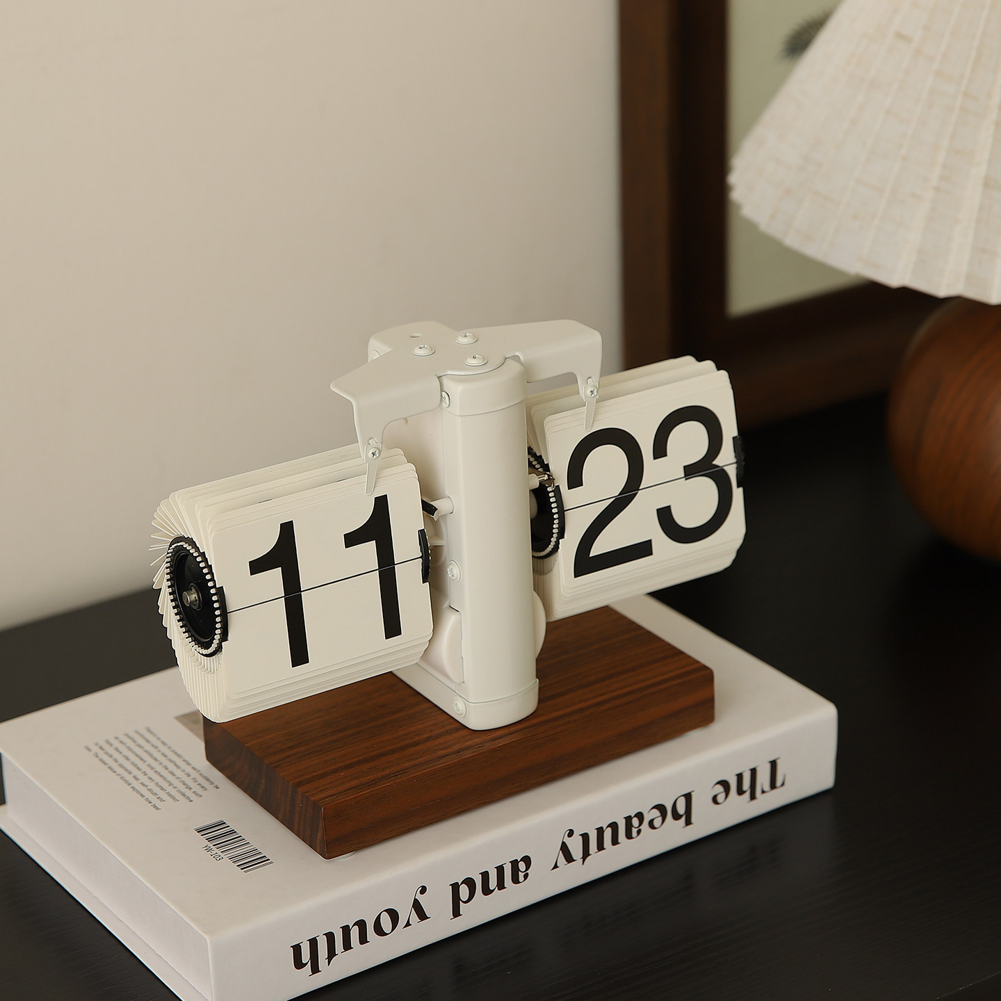 Retro Mechanical Automatic Page-Turning Clock Desktop Ornament Table Clock Living Room Tv Cabinet Accessible Luxury Decoration