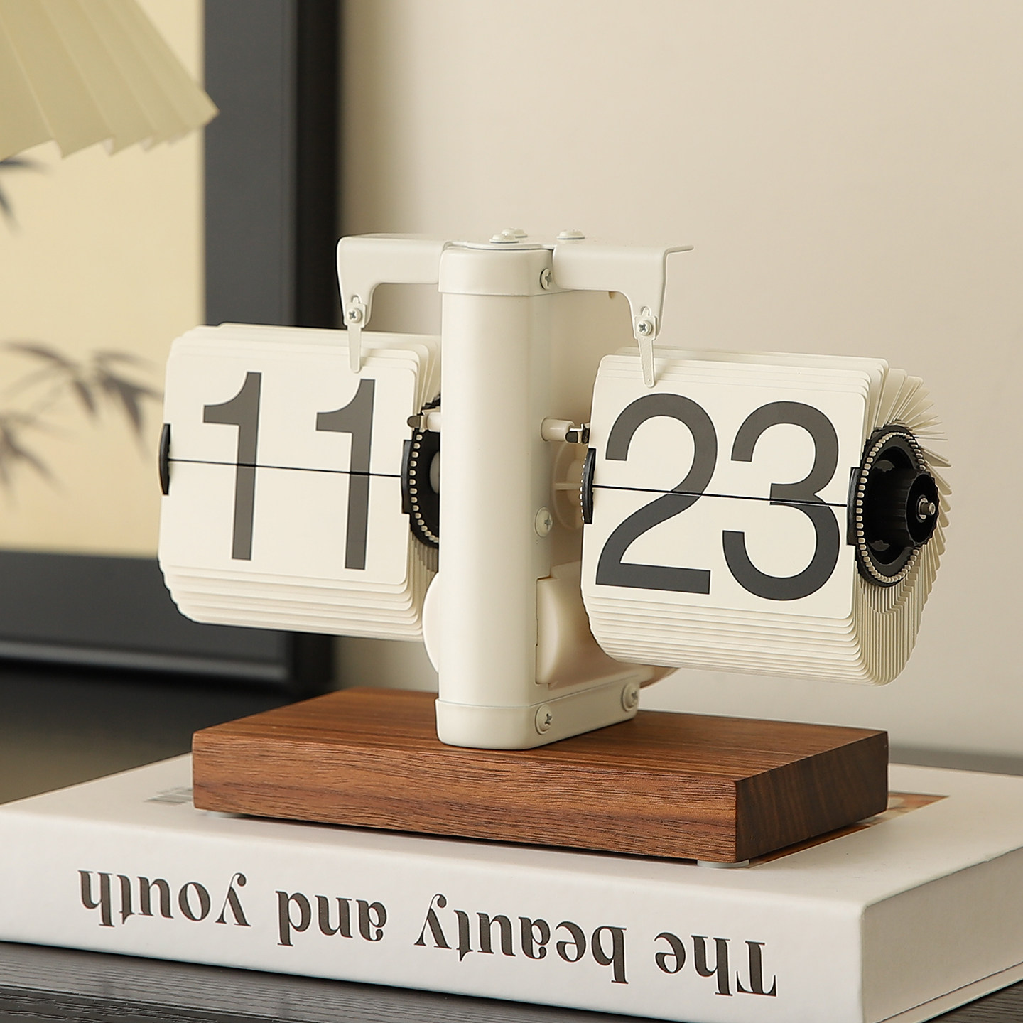 Retro Mechanical Automatic Page-Turning Clock Desktop Ornament Table Clock Living Room Tv Cabinet Accessible Luxury Decoration