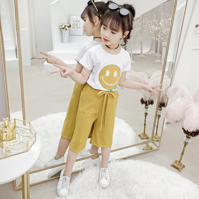 Mùa hè 2019 Girlsmile ngắn tay chân Wide Lấy bối cảnh một sôi nổi hai mảnh bộ sóng mỏng.