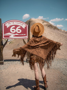 Ideal Western-Style Denim Autumn Travel Outfit for Women in Their Thirties, Ethnic Style Brown Tassel Oversized Triangular Shawl Scarf