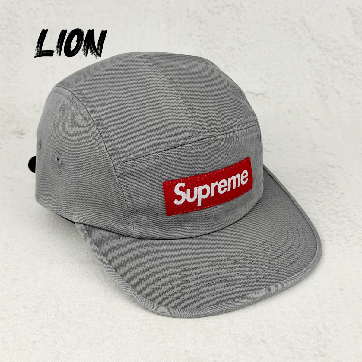 В наличии кепка CAMP CAP из ткани TWILL с моющимся эффектом Supreme 26ss в стиле washed chino, кожаная пряжка, походная бейсболка