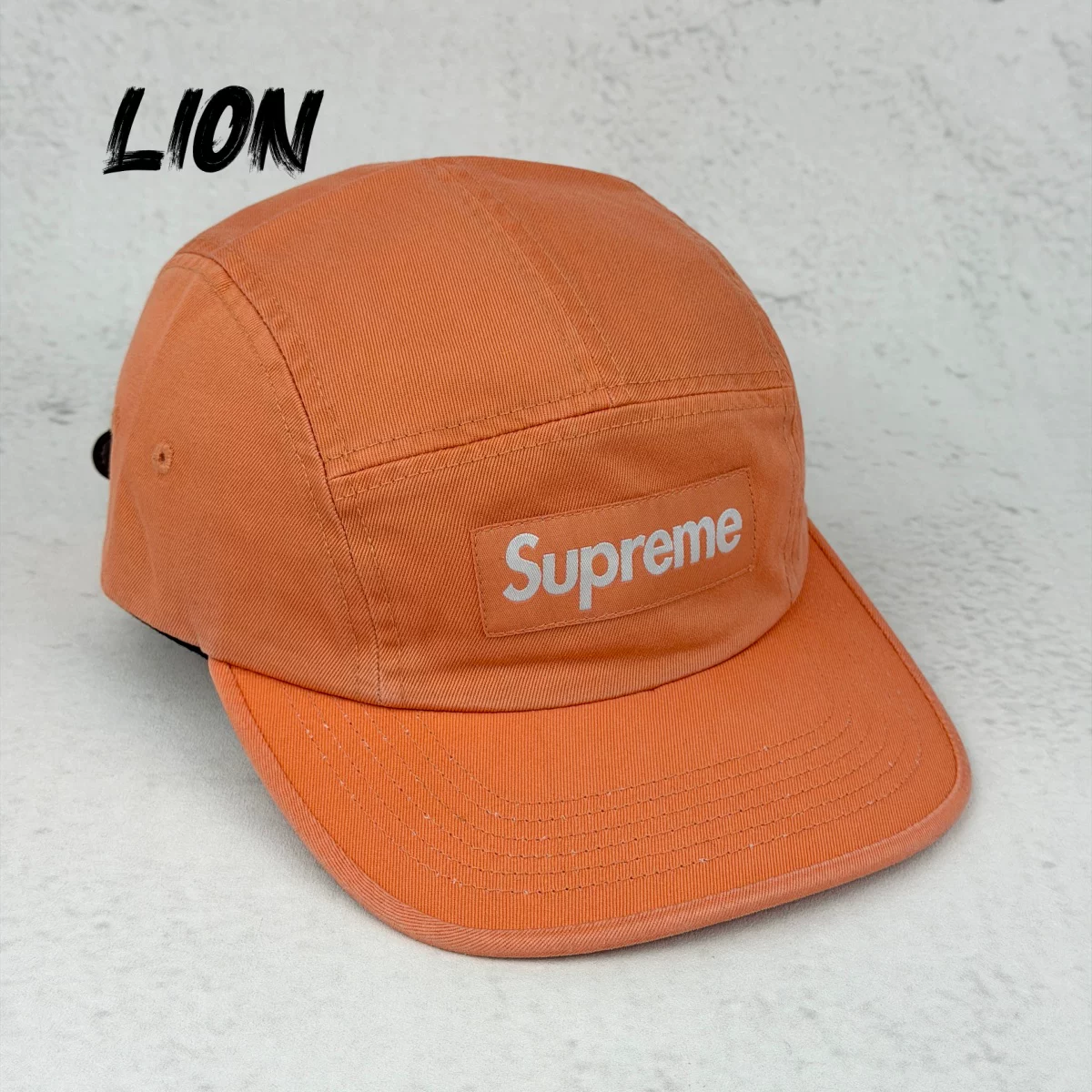 В наличии кепка CAMP CAP из ткани TWILL с моющимся эффектом Supreme 26ss в стиле washed chino, кожаная пряжка, походная бейсболка