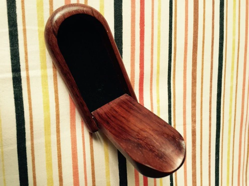 Вишнево -деревянная труба, однократное ведро, одноразовое бои, речная дерево и морской пузырьк