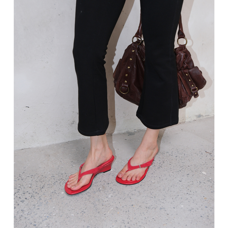 Mooreyu Red French-Style Thong Soft-Soled Slippers for Women with Tower Buckle, Round Toe, Versatile for Outdoor Wear, Wedge Heel, Flip-Flops Mooreyu Red French-Style Thong Soft-Soled Slippers for Women with Tower Buckle, Round Toe, Versatile for Outdoor Wear, Wedge Heel, Flip-Flops