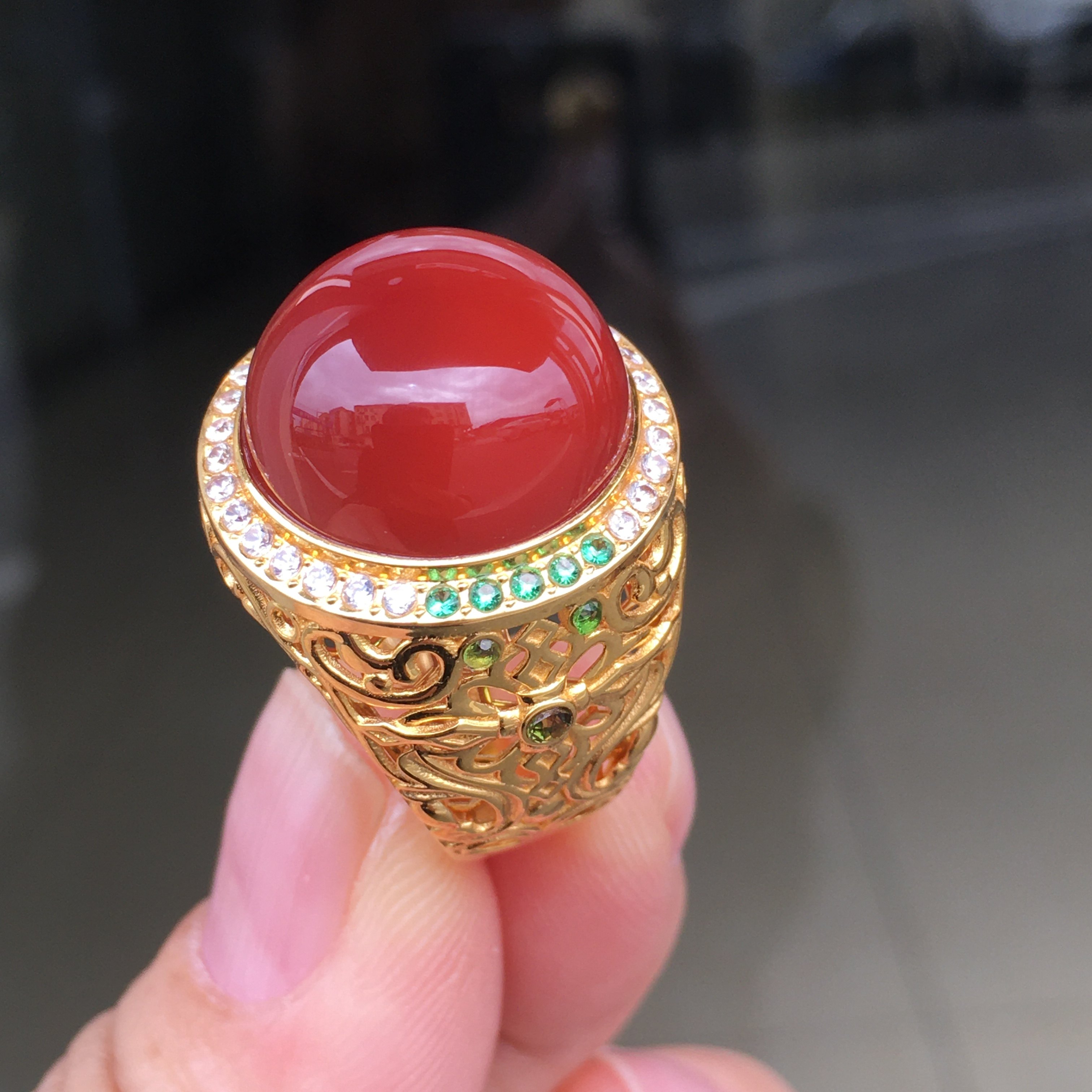 Wassily made oxblood red ring, 18k gold with large diamonds, 18 rings with rich color, solid color naked surface