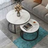 Новая простая гостиная дома маленькая квартира, мрамор маленький журнальный столик, несколько чайных стола стола на столовой сети с сетью красный свет роскошь