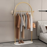 Простая спальня пола -навесовать вешалку для постели для ночью, чтобы заснуть, и надеть на угловой вешалка для одежды не занимает место