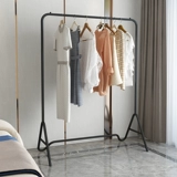 Простая, современная и простая прохладная стойка приземляется в небольшую спальню.