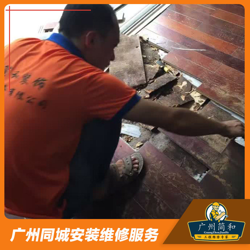 Solid wood floor reinforced composite floor mount repair bubble water up and down the scratch-off paint to repair the upper door service