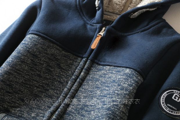 KIDS012 Châu Âu và Hoa Kỳ đơn bé trai lớn thêu chữ tương phản màu khâu cừu cashmere dày áo len trùm đầu áo phao trẻ em mùa đông