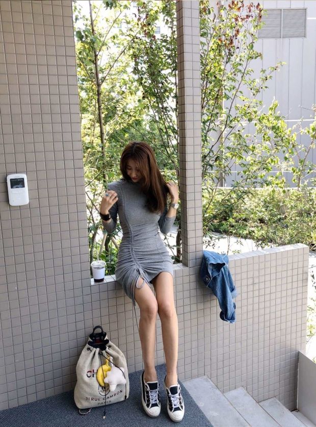 Váy dây rút ren phía dưới váy nữ Hàn Quốc Dongdaemun mùa thu mới hoang dã retro dài tay thon gọn đầm hông các mẫu đầm đẹp 2021