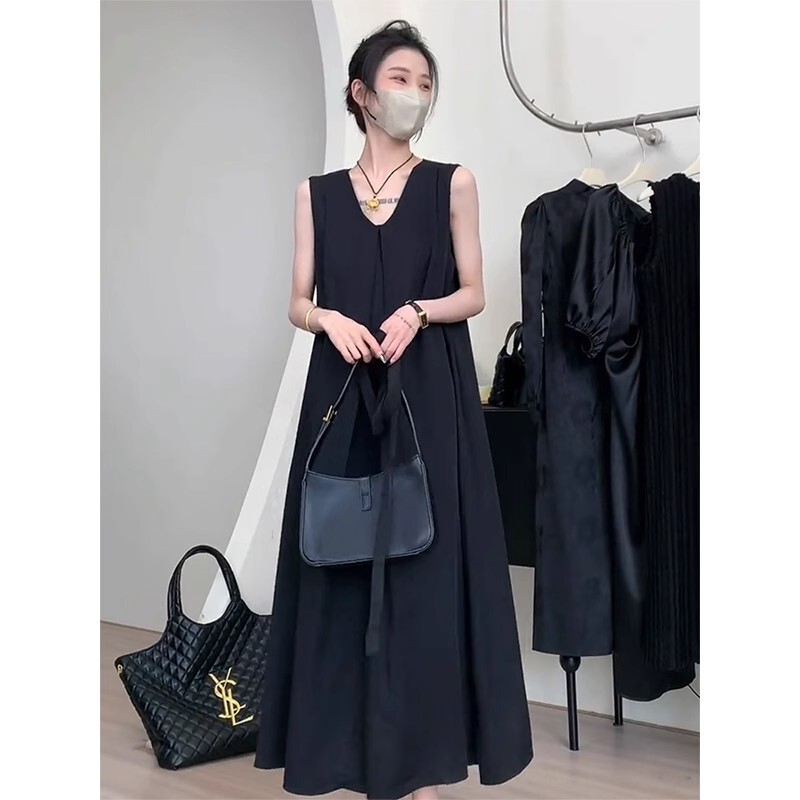 Plus-Size French-Style Black V-Neck Sleeveless Dress for Women, Loose Fit, Slimming, Tummy-Covering, Elegant Mid-Length Dress