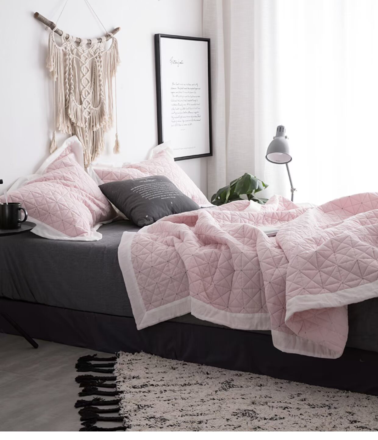 Chiếc giường rất linh hoạt bởi tấm trải giường bằng vải cotton được giặt. ra giường cotton