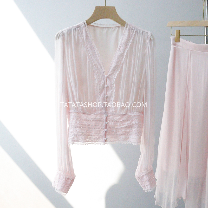 A Moderately Alluring Temperament, so Beautiful and Dreamy! Lace Embroidered V-Neck Silk Shirt Top