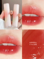 Помада оранжевого вода.