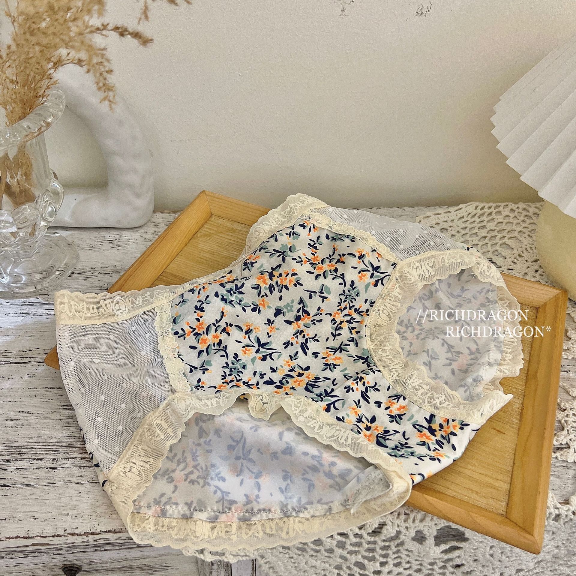 Small fresh and broken flower underpants female pure cotton stalls ice lace girls high face value without marks in waist and breathable triangle pants