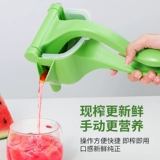 Ручная соковыжималка сжимает сахарный тростник лимон сжимает